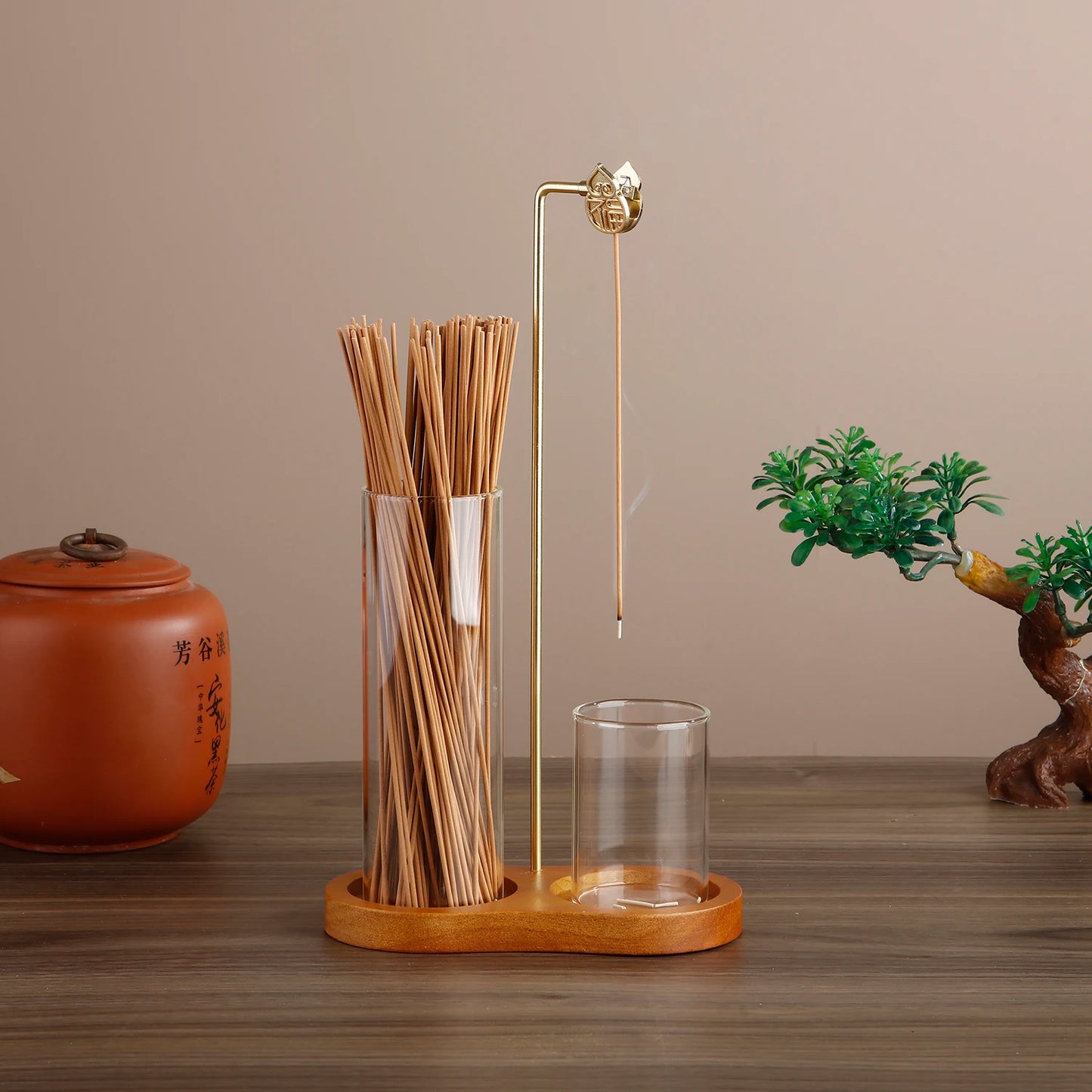 Elegant glass incense holder set with wooden 8-shaped base, metal clip and dual cups for sticks and ash—perfect for yoga, aromatherapy and home decor.