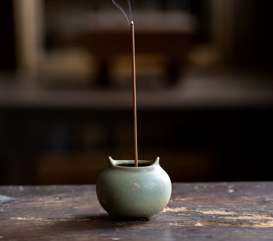Handmade Kiln Fambe round tripod ceramic incense holder creates mesmerizing waterfall smoke for meditation, tea rooms, and indoor aroma décor.