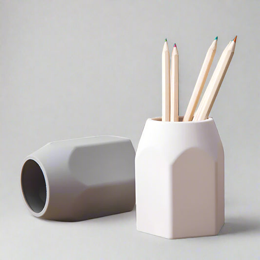 Organize your workspace with this cute silicone pencil holder in solid colors, perfect for adding a touch of Japan-style charm to your desk.
